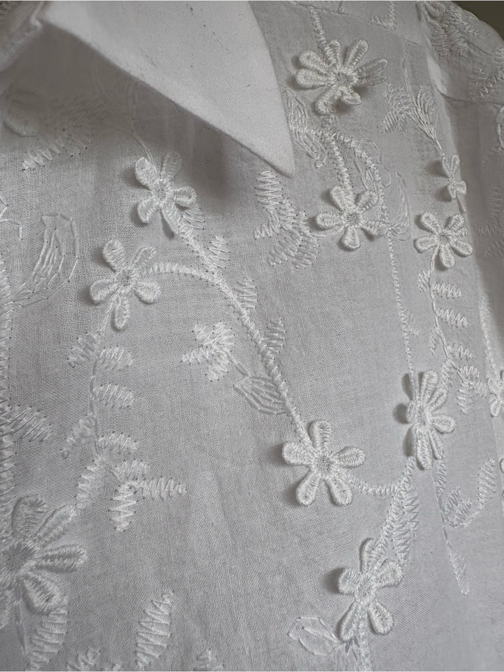 Adriana Papell Appliquéd Embroidered White Cap-Sleeve Button-Front Top - Size L - Picture 10 of 10